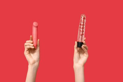 Dildo czy wibrator? Różnice, zastosowania i jak wybrać najlepszy dla siebie produkt