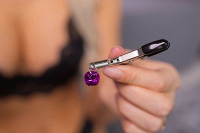 Stymulacja piersi – jak pieścić i podniecić partnerkę?